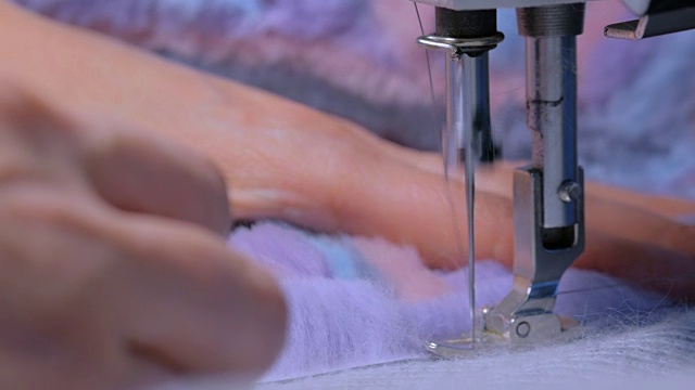 用缝纫机缝制毛皮大衣视频素材