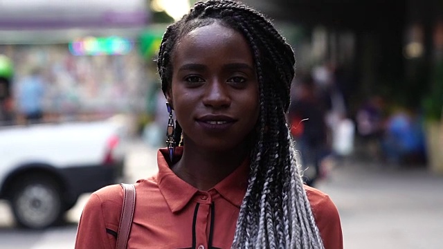 《街头非洲妇女的肖像》视频下载