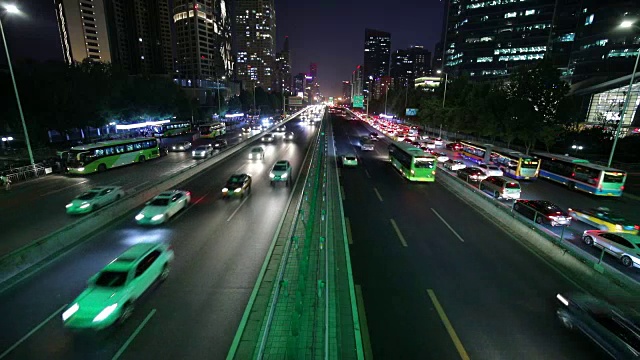 晚上在北京街道上行驶的汽车视频素材