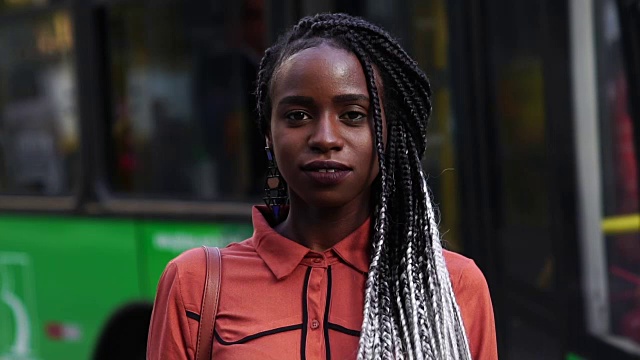 《街头非洲妇女的肖像》视频素材