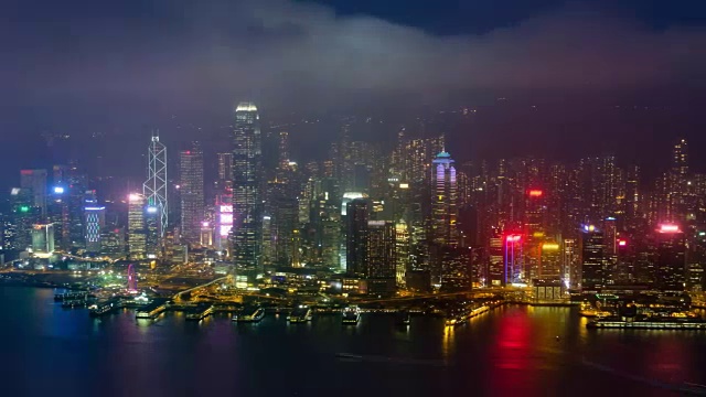 从白天到夜晚，照亮香港的天际线。中国香港视频素材