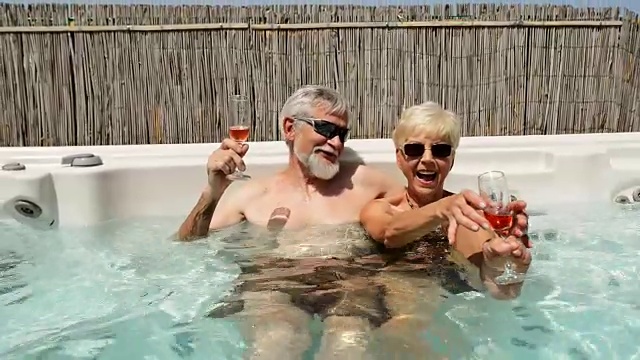 老年夫妇在身体按摩池里玩得很开心视频下载