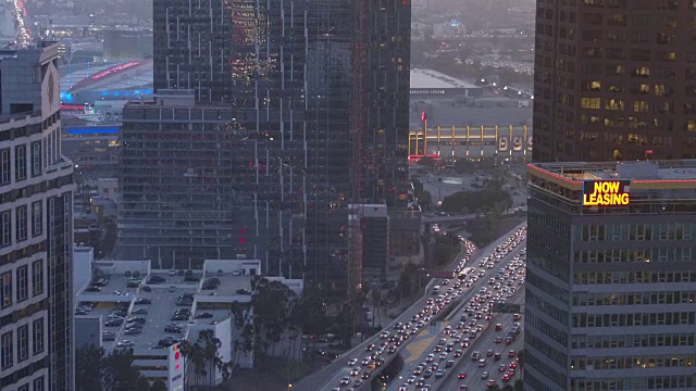 空中洛杉矶市中心高速公路视频素材