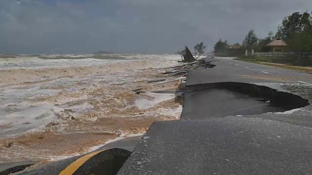 一场暴风雨引起的海浪袭击并摧毁了一条铺好的道路视频素材