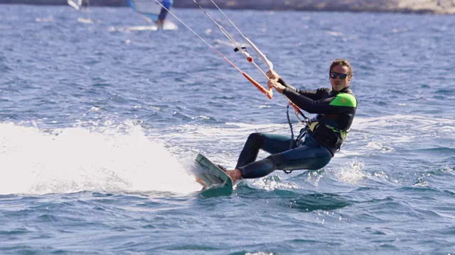 SLO MO风筝冲浪在海洋上冲浪视频素材