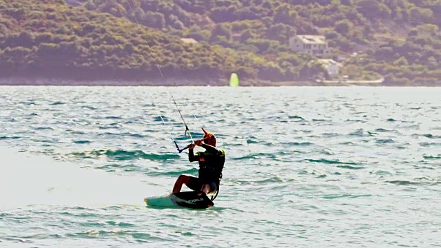SLO MO风筝滑板跳过海浪视频素材