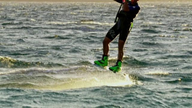 SLO MO风筝冲浪表演一个惊人的跳跃视频素材