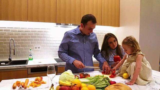 家庭在厨房做饭视频下载