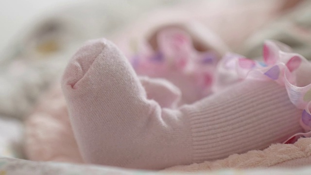 小女孩的脚穿着粉红色的袜子视频下载
