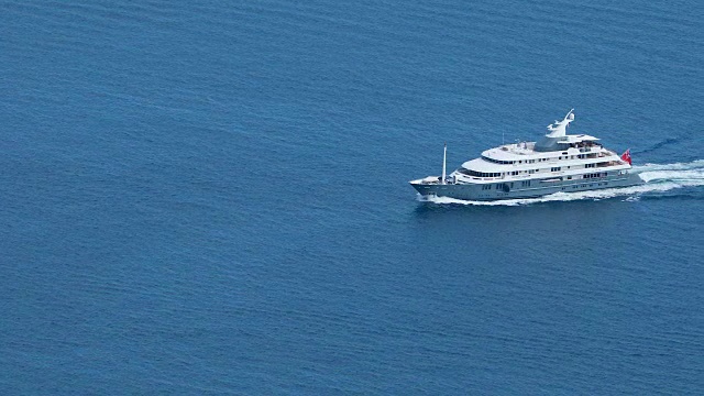 航拍一艘大型豪华船在地中海的尾流视频下载