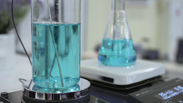 实验室玻璃器皿在搅拌器上视频素材