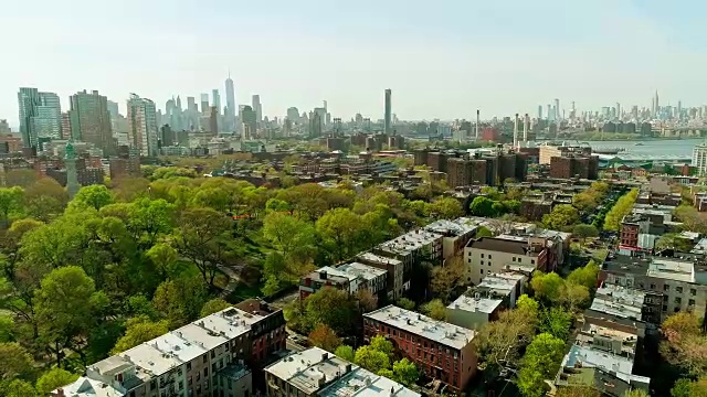 从布鲁克林俯瞰住宅区和格林堡公园的曼哈顿市中心金融区的远程鸟瞰图视频下载