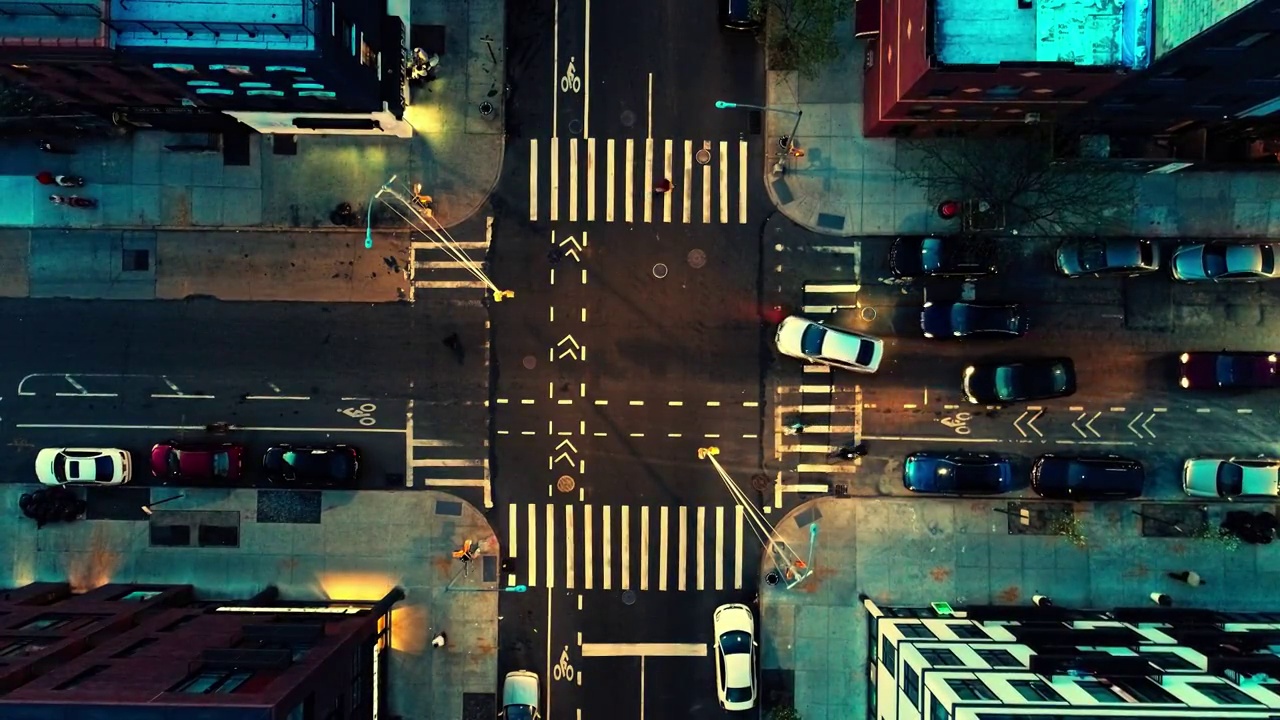 上面是纽约布鲁克林十字路口的夜景视频下载