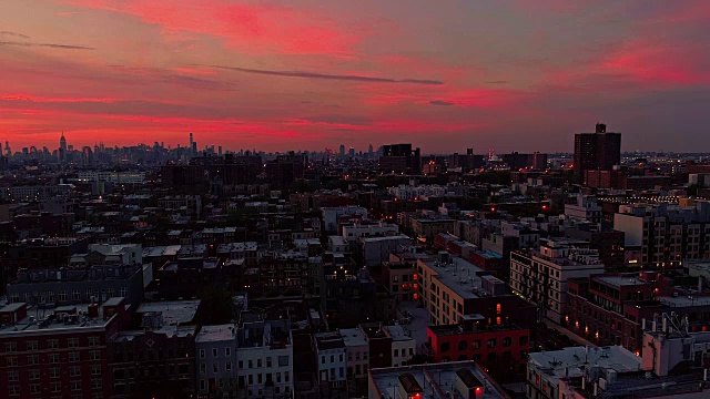 从布鲁克林远眺曼哈顿市中心，俯瞰住宅区。视频下载