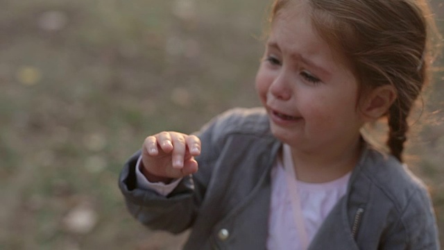 沮丧的孩子在公园里哭泣视频下载
