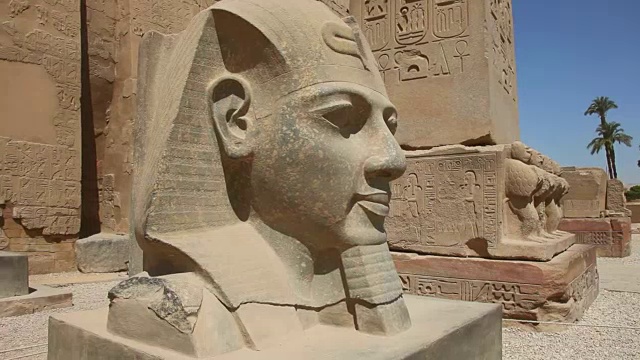 埃及卢克索卡纳克神庙中的拉美西斯二世雕像。视频下载
