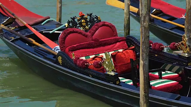 装饰着浪漫座椅的贡多拉在水上摇摆，新婚夫妇的旅行视频下载