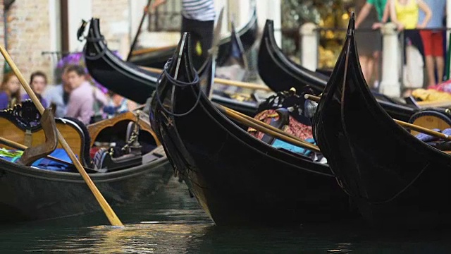 停泊在水面上摇摆的贡多拉，威尼斯游客的出租车，私人企业视频素材