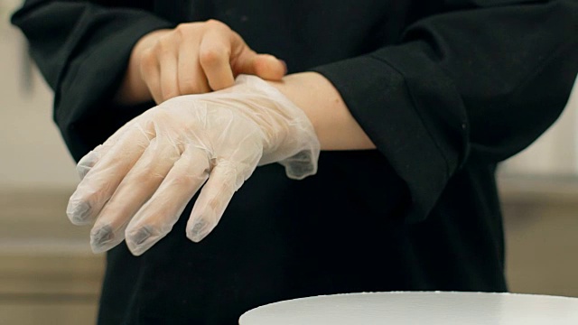 女性炊具的特写，把白手套在她的手在厨房视频下载