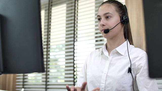 呼叫中心的客户支持人员戴耳机视频素材