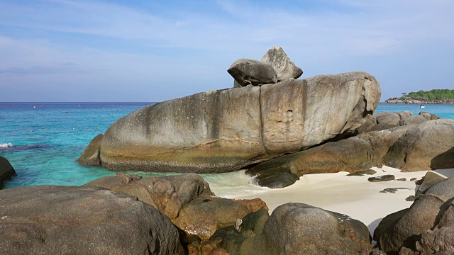 海滩之间的岩石在Similan岛，泰国视频下载