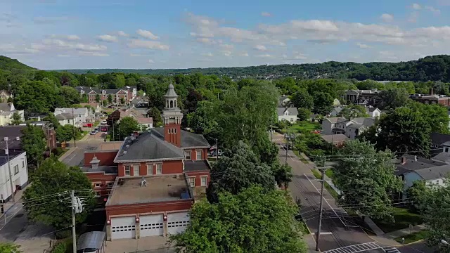 天慢宽向前空中建立拍摄的小市政厅尖塔视频素材