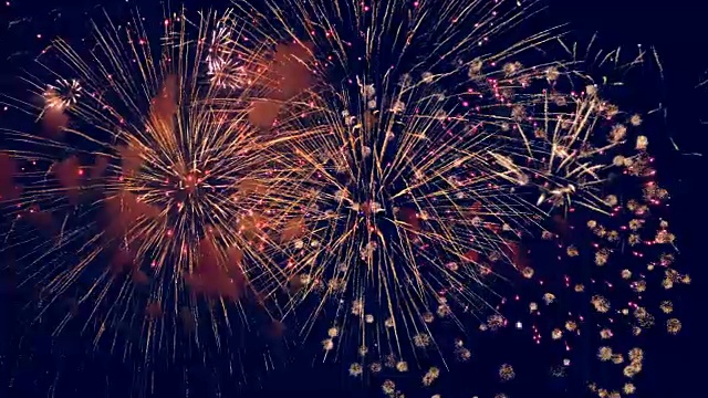 红色的烟花爆炸。在庆祝活动中，巨大的鞭炮在天空中爆炸。视频素材