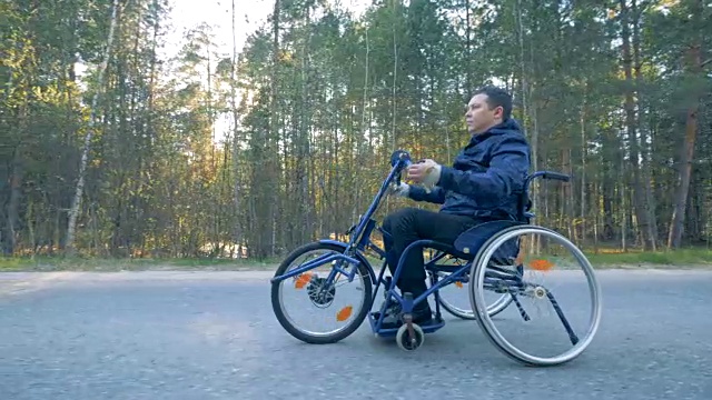 瘫痪病人骑专用医疗自行车，侧视图。视频素材
