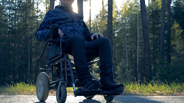 一个病人坐在轮椅上，特写。视频素材