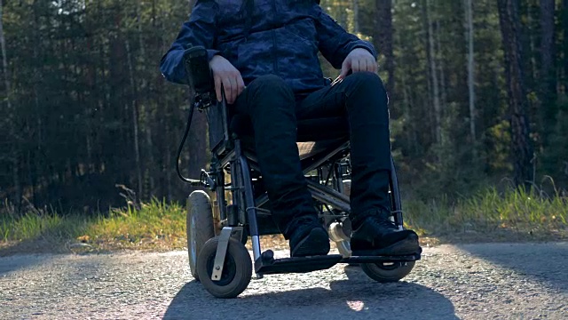 一个坐在现代轮椅上的男人，特写。视频素材