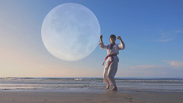 4k:年轻女子在户外沙滩上练习武术，满月的背景视频下载