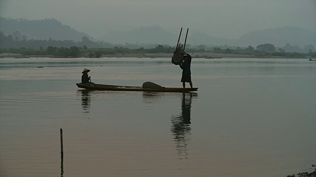 高清慢镜头:当地渔民在晨曦中工作的生活方式。视频素材