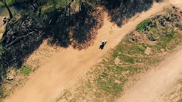 一名男子骑在尘土飞扬的赛道上，俯视图。视频素材