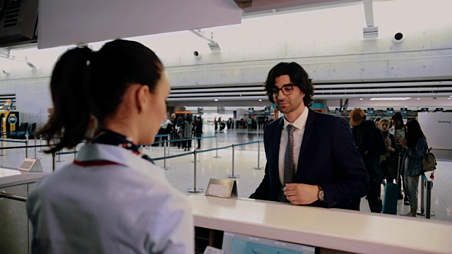 年轻的商人在国际商务旅行前在机场办理登机手续视频素材