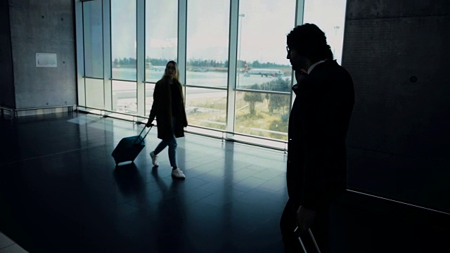 商人走在机场走廊上，用手机打电话视频素材