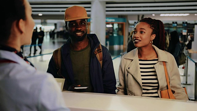 一对年轻夫妇在机场办理登机手续视频素材