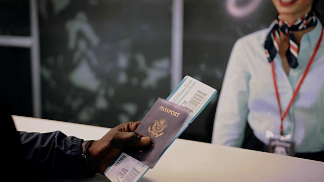 男子在机场办理登机手续时拿护照和登机牌视频素材
