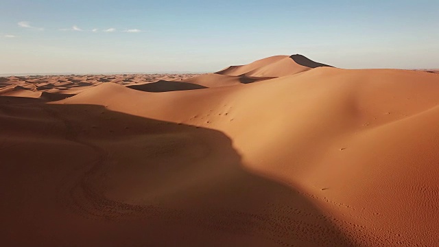 撒哈拉沙漠日出时的沙丘鸟瞰图视频购买