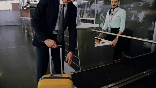 一名年轻人在机场称行李，办理登机手续视频素材