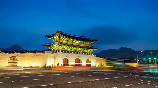 韩国首尔京福宫的夜景和交通状况。(缩小)视频素材