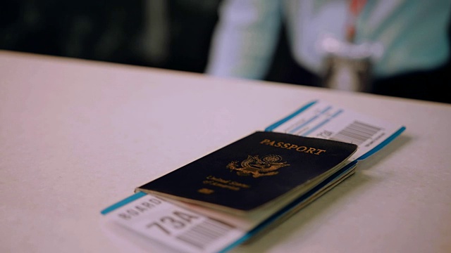 旅客护照和登机牌在机场值机柜台视频素材