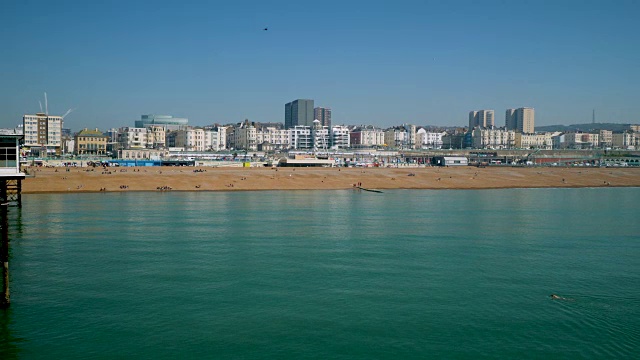 从皇宫码头拍摄的布莱顿海滩全景。视频下载