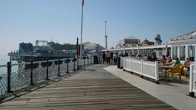 布赖顿宫码头的前方跟踪镜头。视频下载