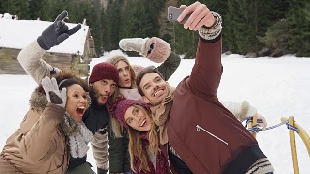 五个成年朋友在雪山上自拍视频素材