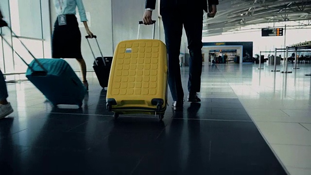商人在机场的旅客人群中行走的特写视频素材