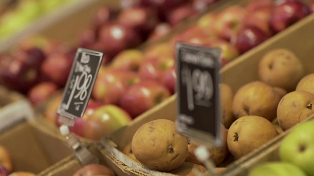 超市农产品区的苹果和梨视频素材