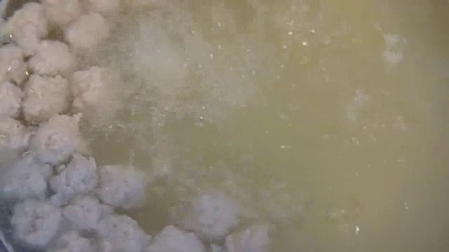 米饭用猪肉煮在锅里视频素材