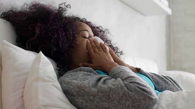 发烧的病人为感冒和流感擤鼻子视频下载