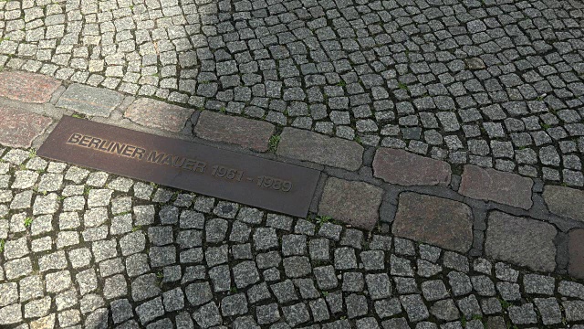 德国柏林，欧洲，Kochstrasse前柏林墙的标志视频下载