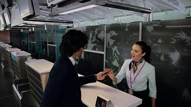 年轻的商人在机场办理登机手续视频素材